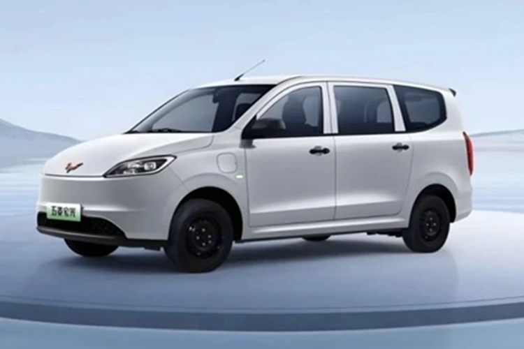 Thông tin từ trang chủ TMT Motors cho biết giá bán dự kiến của Baojun E100 dưới 150 triệu đồng. Mẫu MPV Hongguang EV cũng được mang về Việt Nam trong năm 2025. Xe bán với 2 tùy chọn cấu hình chỗ ngồi là 6 và 7 chỗ. MPV Hongguang EV có kích thước dài x rộng x cao lần lượt là 515 x 1.725 x 1.790 mm, chiều dài cơ sở 2.850 mm.