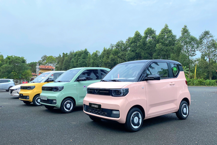 Baojun Yep Plus là một trong những cái tên tiếp theo xuất hiện với 2 tùy chọn 4-5 cửa. Trong đó, bản 5 cửa được trang bị một motor điện phía trước, sản sinh công suất 103 mã lực. Xe dự kiến có giá khoảng 409-449 triệu đồng.