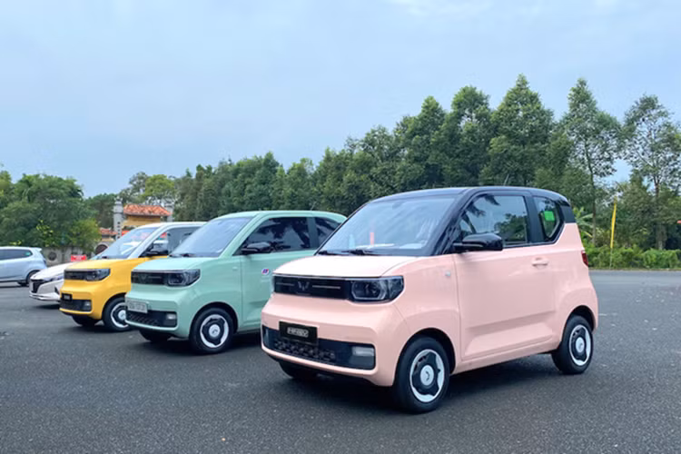 Baojun Yep Plus là một trong những cái tên tiếp theo xuất hiện với 2 tùy chọn 4-5 cửa. Trong đó, bản 5 cửa được trang bị một motor điện phía trước, sản sinh công suất 103 mã lực. Xe dự kiến có giá khoảng 409-449 triệu đồng.