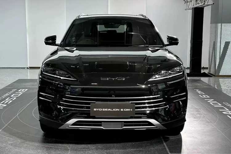 Theo thông tin trên website, Sealion là mẫu SUV hybrid cắm sạc (PHEV). Khối động cơ được kết hợp giữa máy xăng 1.5L và motor điện 195 mã lực.