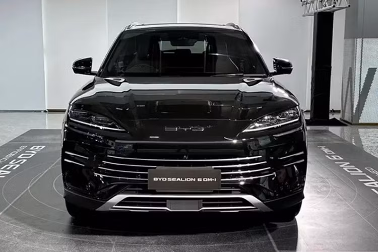 Theo thông tin trên website, Sealion là mẫu SUV hybrid cắm sạc (PHEV). Khối động cơ được kết hợp giữa máy xăng 1.5L và motor điện 195 mã lực.