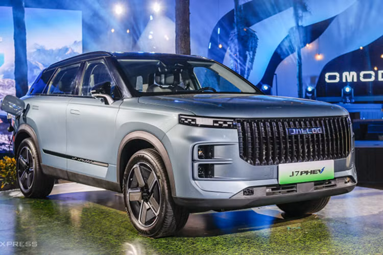 Phạm vi hoạt động của Jaecoo J7 là 1.200 km/lần sạc pin và nạp nhiên liệu. Quãng đường di chuyển thuần điện là 106 km/lần sạc.