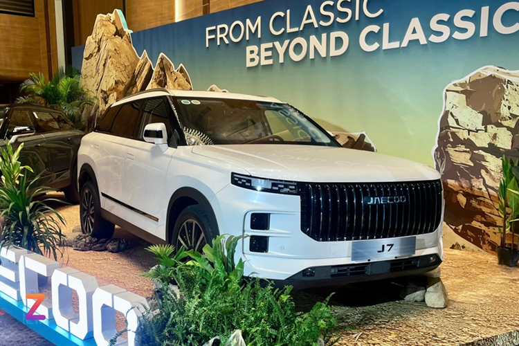  Jaecoo J7 Một mẫu SUV cỡ C từ Trung Quốc khác được dự kiến ra mắt dịp đầu năm 2025 là Jaecoo J7. Theo thông tin từ tập đoàn Geleximco, đơn vị phân phối Omoda và Jaecoo tại Việt Nam, J7 sẽ được bán trong tháng một, trang bị động cơ PHEV.