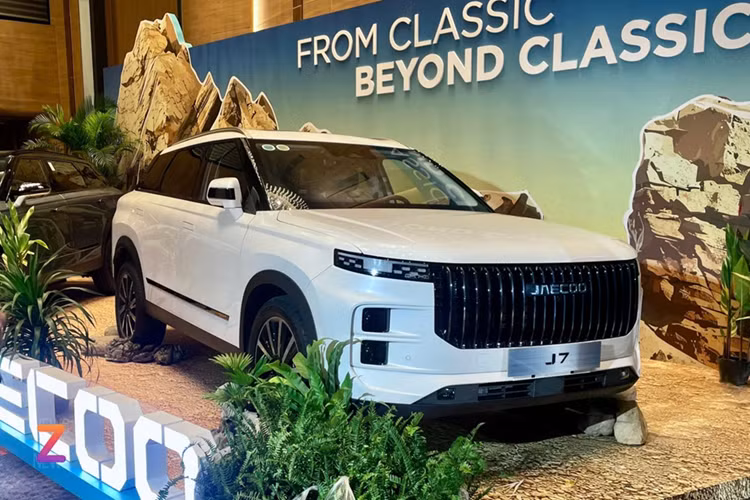  Jaecoo J7 Một mẫu SUV cỡ C từ Trung Quốc khác được dự kiến ra mắt dịp đầu năm 2025 là Jaecoo J7. Theo thông tin từ tập đoàn Geleximco, đơn vị phân phối Omoda và Jaecoo tại Việt Nam, J7 sẽ được bán trong tháng một, trang bị động cơ PHEV.