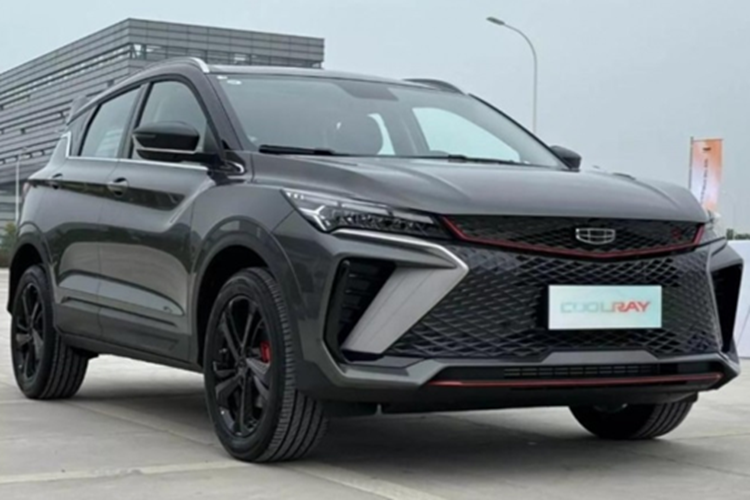 Trước đó vào cuối năm 2024, mẫu SUV này được ra mắt tại Malaysia với tên Proton X50. Nếu tương tự xe được bán ở Malaysia, Coolray được trang bị máy xăng 1.5L, cho công suất khoảng 149-176 mã lực tùy phiên bản.