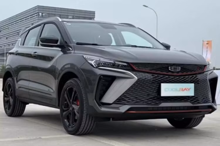 Trước đó vào cuối năm 2024, mẫu SUV này được ra mắt tại Malaysia với tên Proton X50. Nếu tương tự xe được bán ở Malaysia, Coolray được trang bị máy xăng 1.5L, cho công suất khoảng 149-176 mã lực tùy phiên bản.