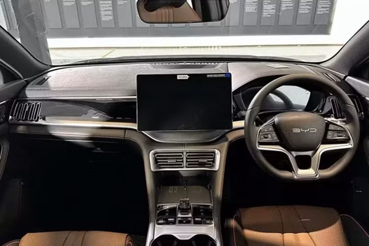 Sealion 6 có kích thước dài x rộng x cao lần lượt là 4.775 x 1.890 x 1.670 mm, chiều dài cơ sở 2.765 mm, tương đương những mẫu SUV cỡ C tại Việt Nam.