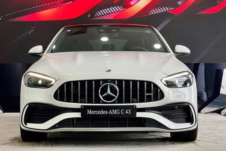 Động cơ kết hợp với hộp số 9 cấp và hệ dẫn động 4 bánh. Theo công bố của nhà sản xuất, chiếc xe có thể tăng tốc 0-100 km/h trong chỉ 4,6 giây.