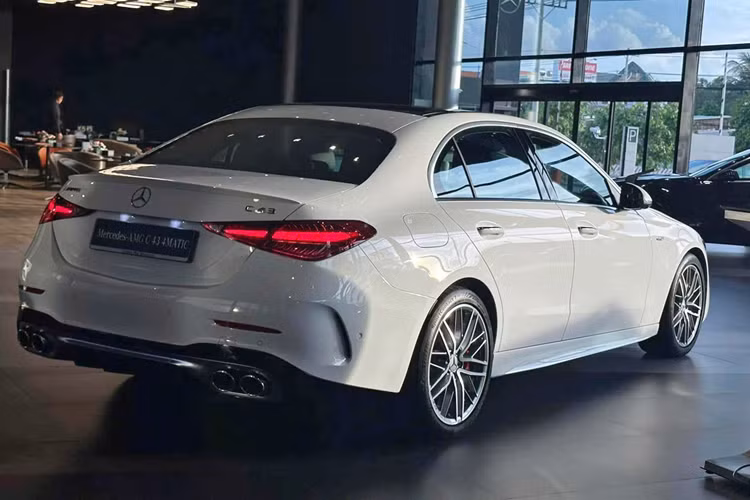 Bánh sau có thể đánh lái được 2,5 độ. Xe còn có chế độ Race Start. Đối thủ chính của mẫu xe Mercedes-AMG C43 này là BMW M3 và Audi RS3