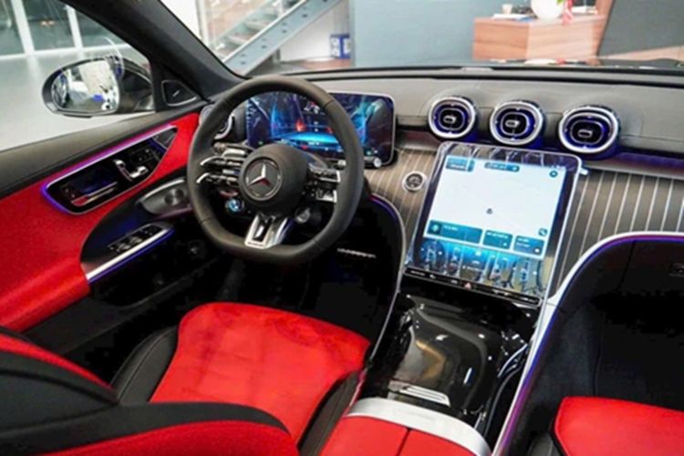 Cung cấp sức mạnh cho Mercedes-AMG C43 2025 mới là động cơ 2.0L cho công suất 408 mã lực, mô-men xoắn 500 Nm.