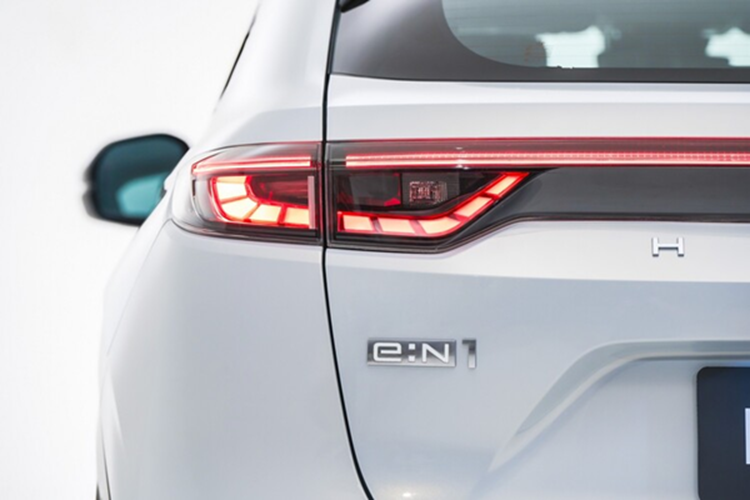 Xe sử dụng động cơ điện đặt phía trước giúp sản sinh công suất tối đa 204 mã lực và mô-men xoắn cực đại 310 Nm, cho phép tăng tốc từ 0-100 km/h trong 7,6 giây và đạt vận tốc tối đa 160 km/h. e:N1 có 3 chế độ lái gồm Econ, Normal và Sport.