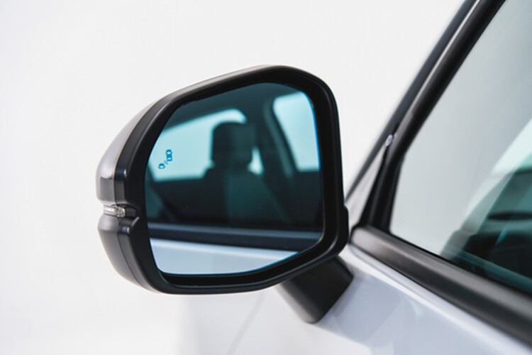 Honda e:N1 khi so kích thước với những chiếc xe khác: Honda e:N1: 4.387 x 1.790 x 1.584 / 2.607 mm. Honda HR-V: 4.385 x 1.790 x 1.590 x 2.610 mm. BYD Atto 3: 4.455 x 1.875 x 1.615 / 2.720 mm. MG ZS EV: 4.323 x 1.809 x 1.649 / 2.585 mm. Volvo EX30: 4.233 x 1.837 x 1.549 / 2.650 mm.