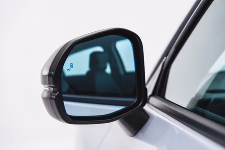 Honda e:N1 khi so kích thước với những chiếc xe khác: Honda e:N1: 4.387 x 1.790 x 1.584 / 2.607 mm. Honda HR-V: 4.385 x 1.790 x 1.590 x 2.610 mm. BYD Atto 3: 4.455 x 1.875 x 1.615 / 2.720 mm. MG ZS EV: 4.323 x 1.809 x 1.649 / 2.585 mm. Volvo EX30: 4.233 x 1.837 x 1.549 / 2.650 mm.