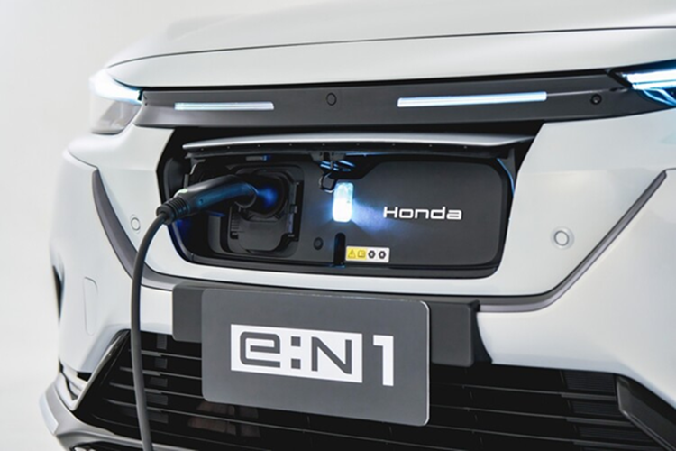 Xe nổi bật với cụm LED tạo hình đôi cánh ở đầu xe, dàn mâm đa chấu 18 inch đi cùng lốp 225/50 R18. Ở sau xe, logo H quen thuộc được thay thành chữ “H o n d a” để tăng thêm sự thú vị.