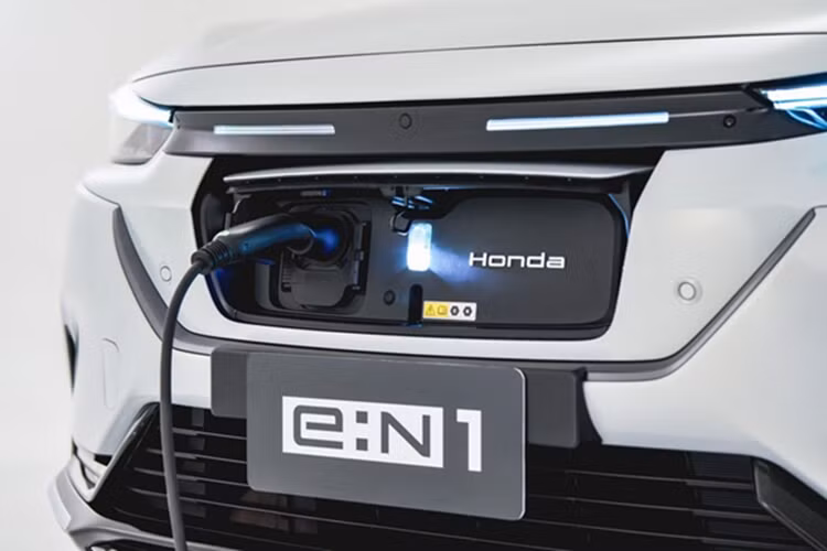 Xe nổi bật với cụm LED tạo hình đôi cánh ở đầu xe, dàn mâm đa chấu 18 inch đi cùng lốp 225/50 R18. Ở sau xe, logo H quen thuộc được thay thành chữ “H o n d a” để tăng thêm sự thú vị.