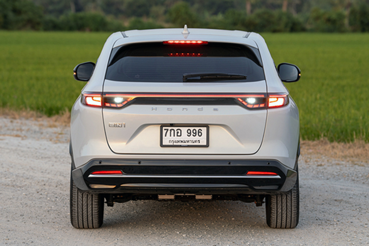 Honda e:N1 tại Thái Lan được trang bị gói an toàn Honda Sensing mang đến hàng loạt công nghệ hỗ trợ lái xe hiện đại như hệ thống giám sát điểm mù (BSI) trên gương chiếu hậu, cảnh báo phương tiện cắt ngang phía sau (CTM)...