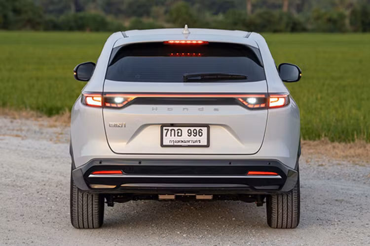 Honda e:N1 tại Thái Lan được trang bị gói an toàn Honda Sensing mang đến hàng loạt công nghệ hỗ trợ lái xe hiện đại như hệ thống giám sát điểm mù (BSI) trên gương chiếu hậu, cảnh báo phương tiện cắt ngang phía sau (CTM)...