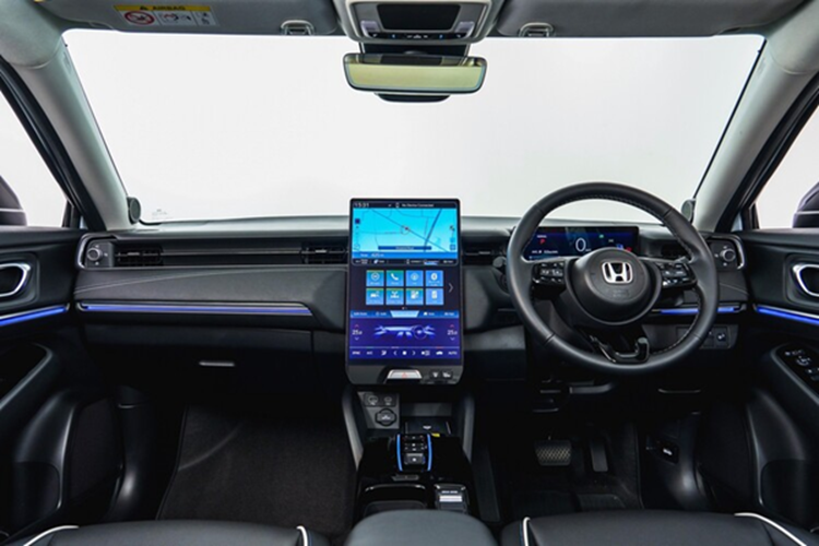 Khu vực lái cũng có màn hình cụm đồng hồ 10,25 inch. Ghế lái chỉnh điện 8 hướng. Hàng ghế sau có thể gập 60/40, tăng thêm không gian cho việc chở đồ. Hệ thống âm thanh 6 loa sống động, sạc không dây cho smartphone tiện lợi, điều hòa tự động 2 vùng (Dual Zone) với bộ lọc không khí PM 2.5.