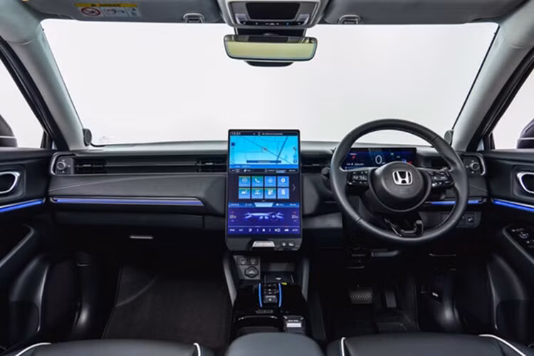 Khu vực lái cũng có màn hình cụm đồng hồ 10,25 inch. Ghế lái chỉnh điện 8 hướng. Hàng ghế sau có thể gập 60/40, tăng thêm không gian cho việc chở đồ. Hệ thống âm thanh 6 loa sống động, sạc không dây cho smartphone tiện lợi, điều hòa tự động 2 vùng (Dual Zone) với bộ lọc không khí PM 2.5.