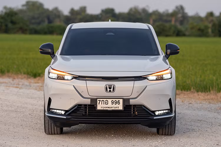 Mẫu xe SUV điện Honda e:N1 có ngoại hình tương tự dòng xe xăng HR-V. Ngoại thất xe được tinh chỉnh đẹp mắt với lưới tảng nhiệt kín (phong cách thiết kế quen thuộc của các xe điện).