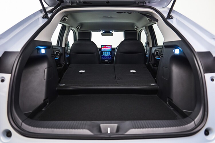 Hệ thống đèn trang trí nội thất màu xanh (Blue Ambient Light.Cửa gió điều hòa cho hàng ghế sau giúp không khí lưu thông tốt hơn. Phanh tay điện tử và hệ thống giữ phanh tự động, tăng độ an toàn khi đỗ xe.