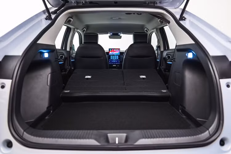 Hệ thống đèn trang trí nội thất màu xanh (Blue Ambient Light.Cửa gió điều hòa cho hàng ghế sau giúp không khí lưu thông tốt hơn. Phanh tay điện tử và hệ thống giữ phanh tự động, tăng độ an toàn khi đỗ xe.