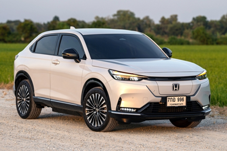 Thay vì lắp ráp tại Thái Lan, Honda e:N1 2025 chạy điện được nhập khẩu nguyên chiếc (CBU) từ Trung Quốc, nhà máy ô tô Honda Dongfeng. Xe có giá 1.199.000 baht (902 triệu đồng) cùng chế độ bảo hành 8 năm hoặc 160.000 km cho Pin và toàn bộ hệ thống truyền động EV.