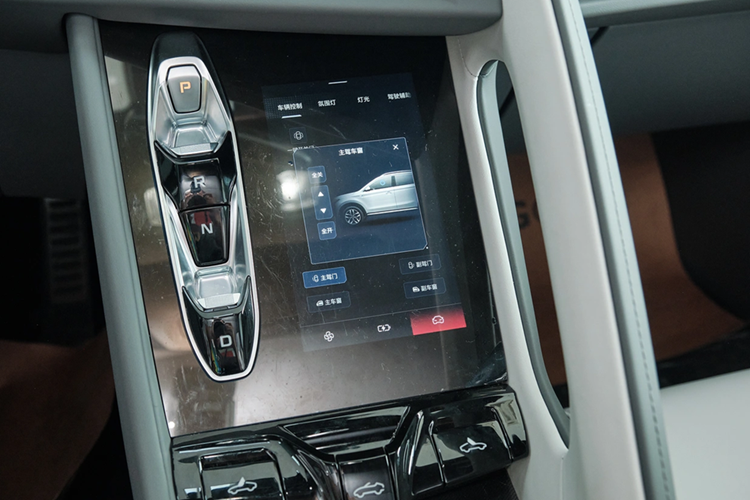 MG Cyberster sẽ có tổng cộng 3 phiên bản với điểm chung là sử dụng hệ truyền động điện, đầu tiên là bản thấp nhất có mô-tơ điện đơn nằm trên cầu sau với công suất tối đa 309 mã lực, tiếp đến vẫn được trang bị 1 mô-tơ điện nằm trên cầu sau nhưng công suất được tăng lên 335 mã lực.