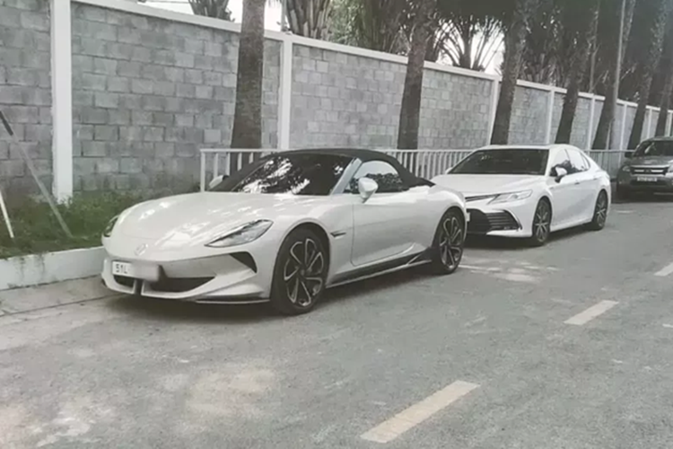 Tại triển lãm VMS 2024, hãng xe MG đã chính thức công bố giá bán chiếc xe thể thao mui trần thú vị Cyberster với mức giá 3,2 tỷ đồng, điều này đã khiến không ít người hoàn toàn bất ngờ vì MG Cyberster tại Việt Nam còn cao hơn giá bán 1 số mẫu xe thể thao nổi tiếng như BMW Z4, Ford Mustang...