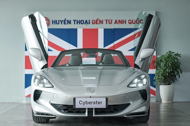 So với phiên bản xe ý tưởng, MG Cyberster chỉ thay đổi nhẹ trong thiết kế ngoại thất để phù hợp với xe sản xuất hàng loạt, phần đầu xe gây ấn tượng bằng cặp đèn pha vuốt sắc cạnh, cản trước và hốc gió được tạo hình khá mạnh mẽ.
