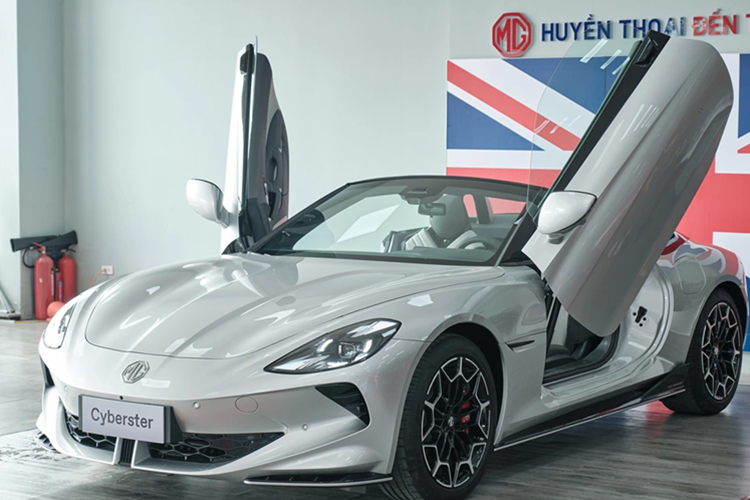 Hình ảnh chụp lại còn cho thấy, đỗ phía trước xe MG Cyberster này là 1 chiếc xe thể thao Ford Mustang. Trước đó, hãng xe MG dự định sẽ chỉ có 100 xe MG Cyberster được bán tại thị trường Việt Nam nhưng nhiều khả năng doanh số xe bán ra sẽ rất thấp.