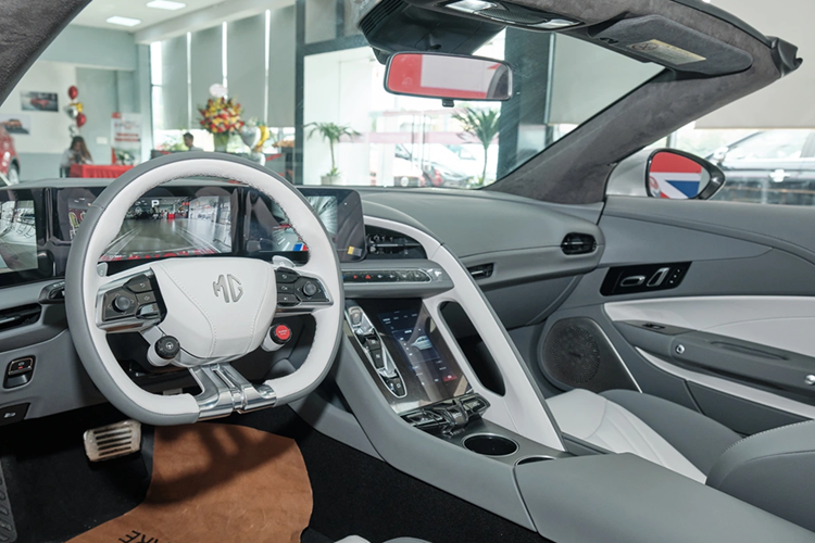 Tuy nhiên, điểm nhấn quan trọng nhất của xe thể thao mui trần MG Cyberster lại đến từ bộ cửa cắt kéo đẹp mắt như các siêu xe sử dụng động cơ V12 của hãng xe Lamborghini. MG Cyberster sử dụng mui xếp mềm, dễ dàng đóng hoặc mở chỉ thông qua 1 nút bấm trong khoang lái.