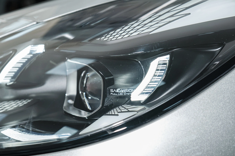 Chưa hết, đèn hậu của MG Cyberster cũng tạo ấn tượng với người xem với dải đèn LED siêu mỏng, trải dài hết đuôi xe, phía dưới còn có đèn xi-nhan hình mũi tên.