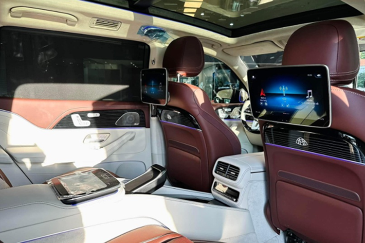 SUV siêu sang Mercedes-Maybach GLS 480 có hàng ghế thứ hai dạng thương gia. Khoang ghế "ông chủ" phía sau cho phép duỗi chân rộng tới 1.103 mm, phần lưng ghế có thể ngả đến 43,5 độ, mang đến trải nghiệm thư giãn tối đa.