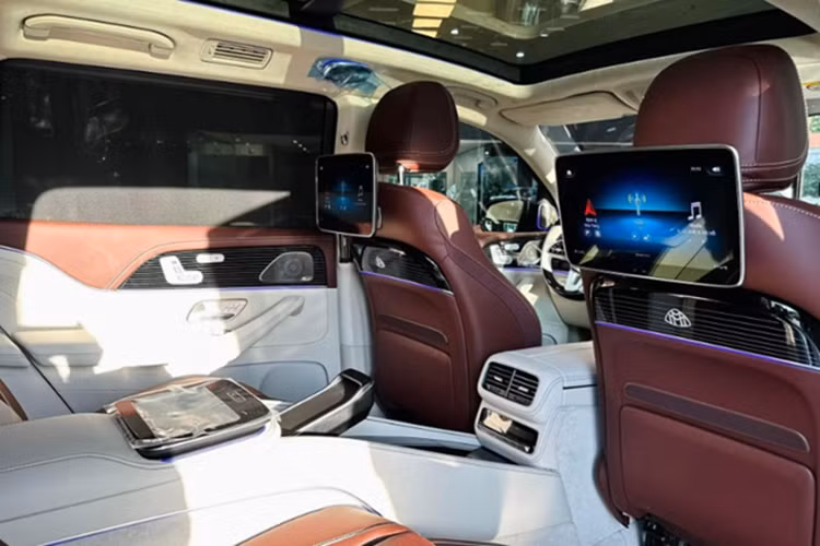 SUV siêu sang Mercedes-Maybach GLS 480 có hàng ghế thứ hai dạng thương gia. Khoang ghế "ông chủ" phía sau cho phép duỗi chân rộng tới 1.103 mm, phần lưng ghế có thể ngả đến 43,5 độ, mang đến trải nghiệm thư giãn tối đa.