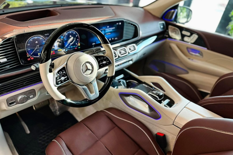 Sang trọng, tiện nghi cao cấp, tràn ngập công nghệ hiện đại là những đặc trưng thường thấy trên các mẫu xe siêu sang mang thương hiệu Maybach. Và GLS 480 cũng không ngoại lệ khi loạt vật liệu cao cấp như da Nappa, gỗ bóng Manufaktur piano lacquer màu đen, vi sợi Dinamica... xuất hiện khắp không gian bên trong xe.