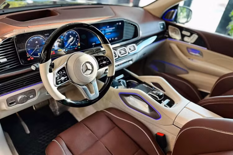 Sang trọng, tiện nghi cao cấp, tràn ngập công nghệ hiện đại là những đặc trưng thường thấy trên các mẫu xe siêu sang mang thương hiệu Maybach. Và GLS 480 cũng không ngoại lệ khi loạt vật liệu cao cấp như da Nappa, gỗ bóng Manufaktur piano lacquer màu đen, vi sợi Dinamica... xuất hiện khắp không gian bên trong xe.