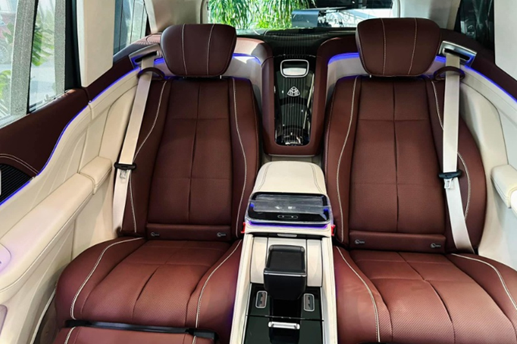 Điểm nhấn ở khu vực cabin thuộc về cặp màn hình kép, bao gồm bảng thông số kỹ thuật và màn hình giải trí đều có kích thước lên tới 12,3 inch, được bao bọc bởi lớp kính chống xước cao cấp. Vô-lăng xe dạng 3 chấu tích hợp nhiều phím chức năng tiện lợi.