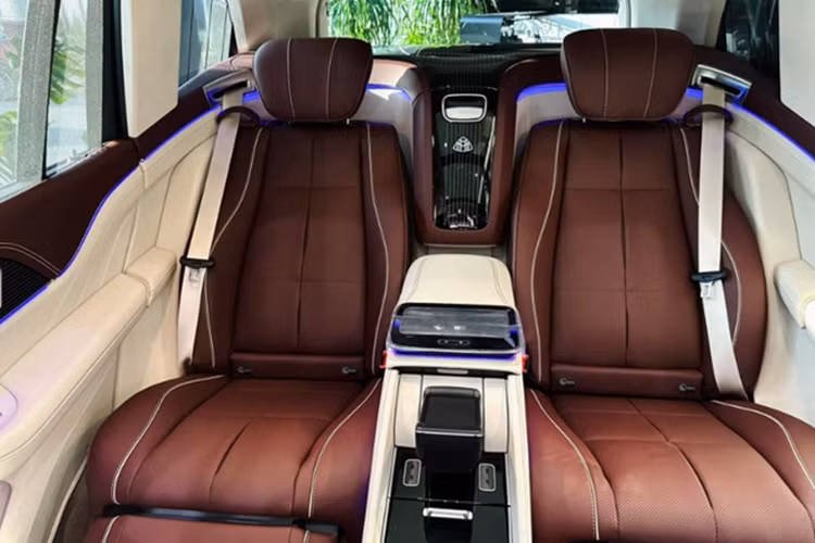 Điểm nhấn ở khu vực cabin thuộc về cặp màn hình kép, bao gồm bảng thông số kỹ thuật và màn hình giải trí đều có kích thước lên tới 12,3 inch, được bao bọc bởi lớp kính chống xước cao cấp. Vô-lăng xe dạng 3 chấu tích hợp nhiều phím chức năng tiện lợi.