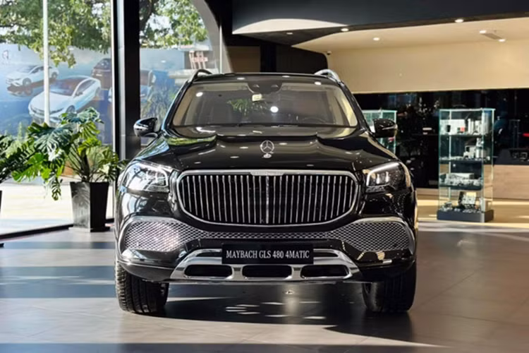 Theo thông tin từ đại lý, những chiếc Mercedes-Maybach GLS 480 đại hạ giá lần này thuộc lô sản xuất từ năm 2022. Mặc dù đã có mặt trên thị trường khoảng ba năm, nhưng mẫu xe vẫn giữ nguyên trang bị cao cấp, không có thay đổi nào đáng kể so với thời điểm ra mắt.