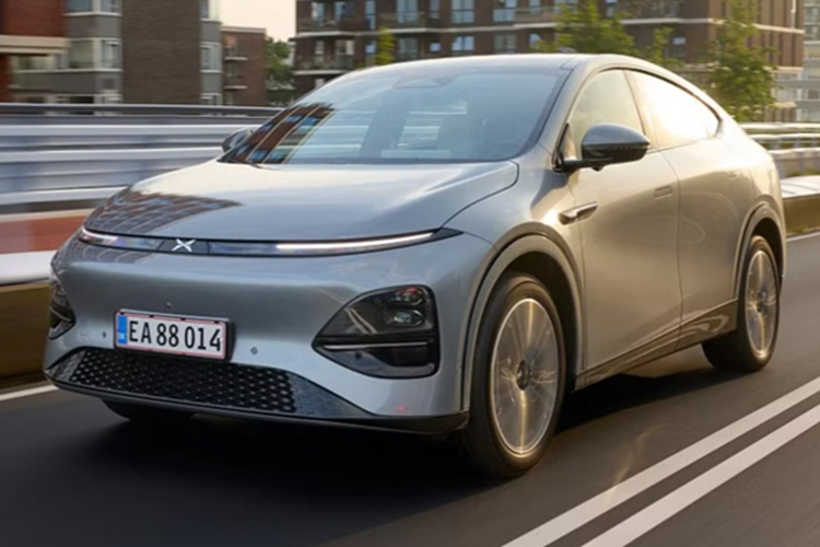 Về nội thất, bên trong trong cabin của G6 2025 nổi bật với bảng điều khiển LCD 10,25 inch, màn hình điều khiển trung tâm nổi 15,6 inch, chạy bằng chip Qualcomm Snapdragon SA8295P và được kết nối với mô hình ngôn ngữ lớn X-GPT do Xpeng tự phát triển.