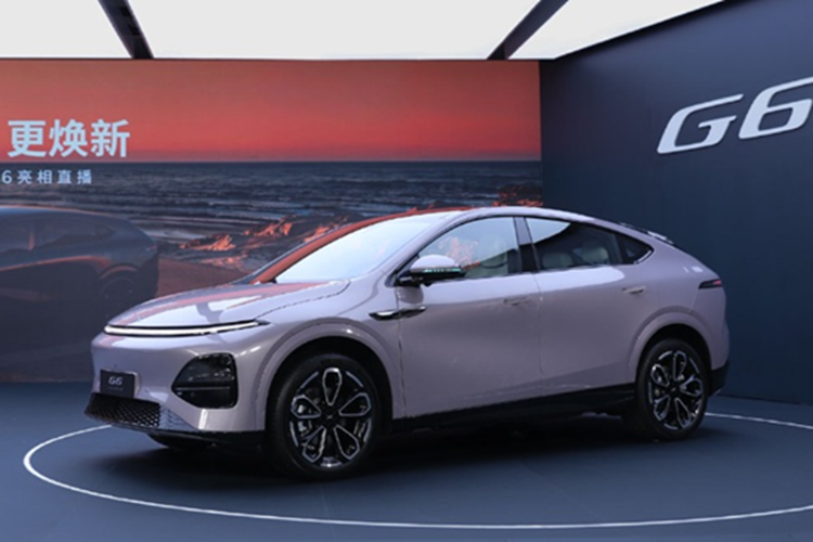 Trong khi đó phần đuôi lại có cản sau được tinh chỉnh, đi cùng cánh gió đuôi vịt nhỏ tạo điểm nhấn thể thao. Xe có tổng cộng 6 tùy chọn màu ngoại thất là: Starry Purple và Cloud Beige, Crescent Silver, Star Gray, Nebula White và Dark Night Black.