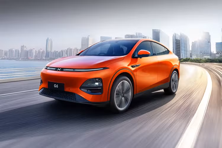 Xpeng G6 2025 được trang bị “pin AI” sạc siêu nhanh 5C. Mẫu SUV điện này chỉ mất 12 phút để sạc từ 10% đến 80% và 10 phút sạc xe có thể đi được quãng đường 450 km. Trong điều kiện cực lạnh -30℃, xe chỉ mất 15 phút 20 giây để sạc từ 10% đến 80%.