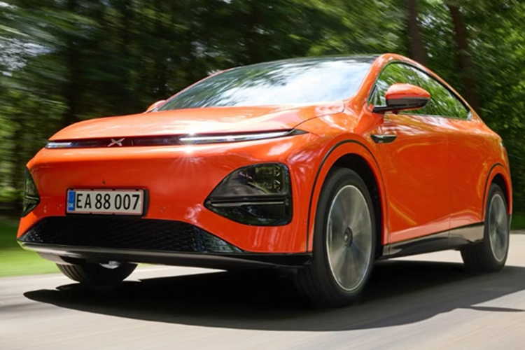 Theo đó, Xpeng G6 2025 chạy điện được bán ra với 3 phiên bản cùng giá bán dao động từ 176.800 - 198.800 nhân dân tệ (tương đương 572 - 643 triệu đồng). Mẫu SUV này có kích thước chiều dài x rộng x cao lần lượt là 4758/1920/1650 mm và chiều dài cơ sở là 2890 mm.