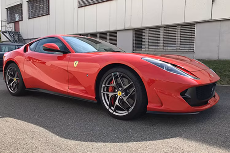 Siêu xe mui trần Ferrari 812 GTS có khả năng tăng tốc từ vị trí đứng yên lên 100 km/h chỉ trong thời gian 2,9 giây, từ 0-200 km/h là trong 8,3 giây, trước khi đạt tốc độ tối đa là 340 km/h. Các thông số này tương đương với phiên bản Ferrari 812 Superfast.