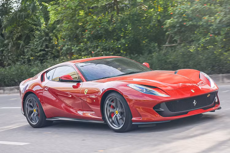 Hiện chưa rõ xe Ferrari 812 GTS đã lộ ảnh về Việt Nam được chào bán ra sao, chỉ biết rằng, các đại gia Thái phải chi ra để sở hữu siêu xe mui trần Ferrari 812 GTS theo diện chính hãng từ 34,7 triệu Baht, tương đương 26 tỷ đồng.