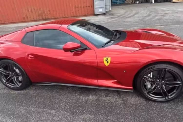 Tuy nhiên, hình ảnh được đăng tải nhiều khả năng chụp ở 1 kho cảng tại Hồng Kông, nhưng cũng có thể chiếc siêu xe mui trần Ferrari 812 GTS thứ 2 đã về đến Việt Nam.