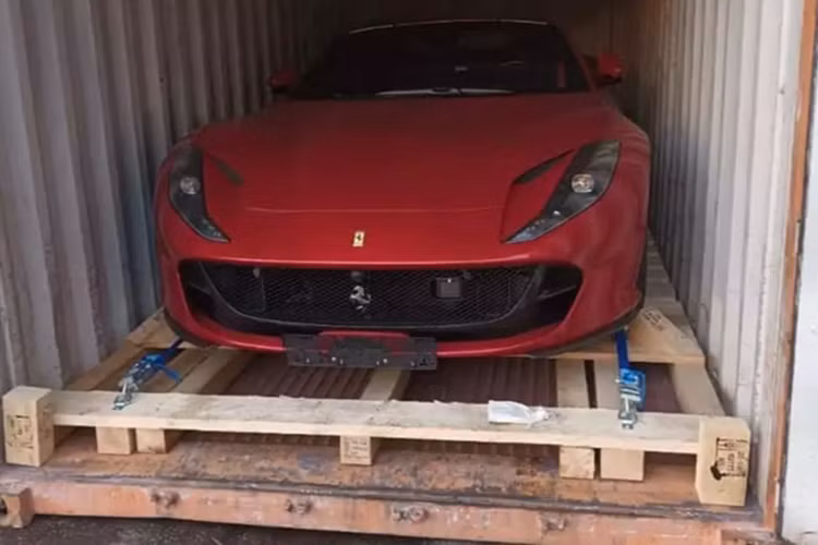 Mới đây, thông tin về việc một chiếc siêu xe mui trần Ferrari 812 GTS đã về Việt Nam đã nhận được sự quan tâm, theo như hình ảnh từ các đơn vị nhập xe về, chiếc siêu xe Ferrari 812 GTS có màu đỏ, giống với xe đầu tiên về nước, đã bàn giao cho ông Đặng Lê Nguyên Vũ.