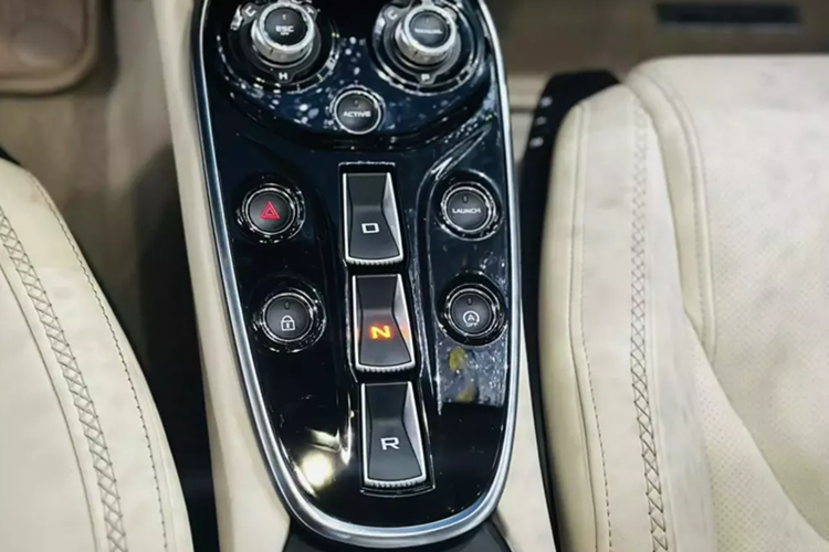 Trong đó, khoang hành lý trước sẽ có chỗ đựng đồ rộng 150 lít phù hợp với va li cỡ vừa hay túi xách cùng một số đồ dùng cá nhân còn khoang hành lý sau cabin của xe McLaren GT có thể tích lên tới 420 lít đủ sức chứa 1 va li cỡ lớn và nhỏ hay làm nơi chứa gậy đánh golf.