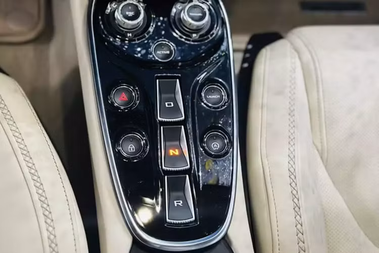 Trong đó, khoang hành lý trước sẽ có chỗ đựng đồ rộng 150 lít phù hợp với va li cỡ vừa hay túi xách cùng một số đồ dùng cá nhân còn khoang hành lý sau cabin của xe McLaren GT có thể tích lên tới 420 lít đủ sức chứa 1 va li cỡ lớn và nhỏ hay làm nơi chứa gậy đánh golf.